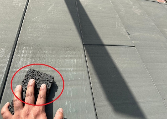 屋根塗装前にケレンしている様子