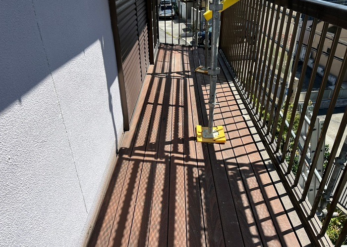 高槻市でベランダ床を貼り替える前の様子