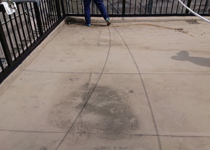 大阪市で塩ビシート防水のメンテナンス工事を行う前の様子