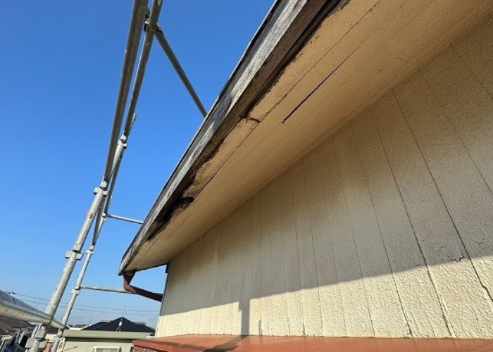 吹田市で軒天の補修工事を行う前の様子