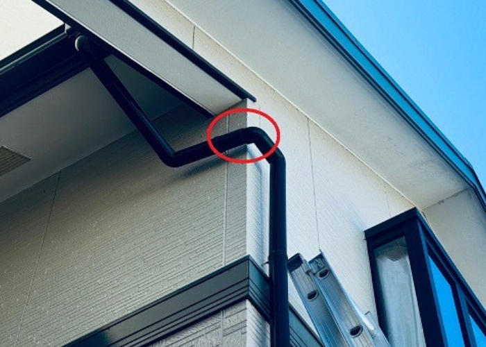 大阪市で戸建ての雨樋部分補修を行う前の様子