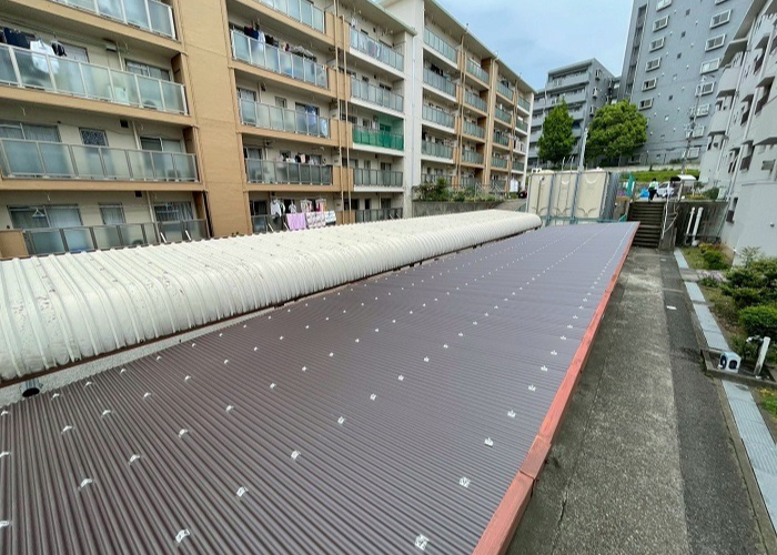豊中市で集合住宅駐輪場の波板貼り替えで小波鉄板を使用した後の様子