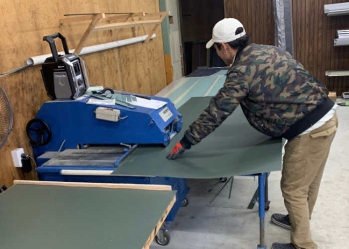 大阪市でのベランダ笠木交換工事で笠木を加工している様子