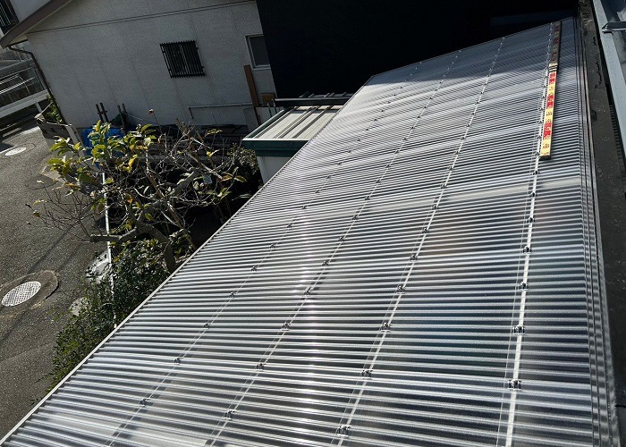 枚方市でストックヤードの屋根交換を行った後の様子