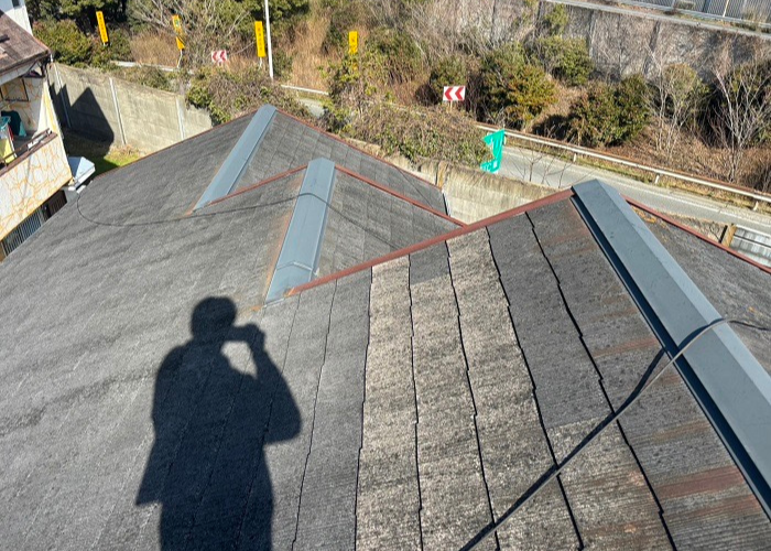 池田市　　雨漏りしている戸建ての部分的な屋根重ね葺き工事を行う前の様子