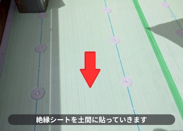 吹田市　大和ハウス戸建てのベランダシート防水を優良業者が貼り換えで絶縁シートを土間に貼っている様子