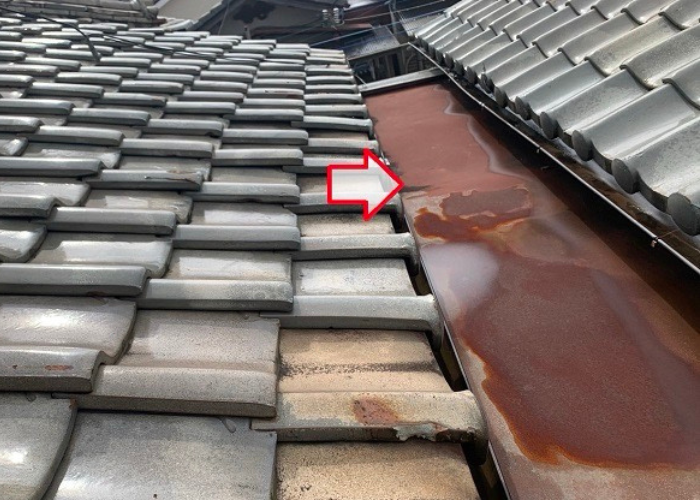 高槻市で連棟屋根の板金工事を行う前の錆びた板金の様子