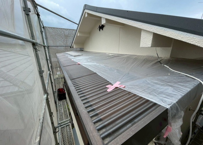 吹田市で2階ベランダ屋根の波板をタキロンポリカ波板へ張り替える前の様子