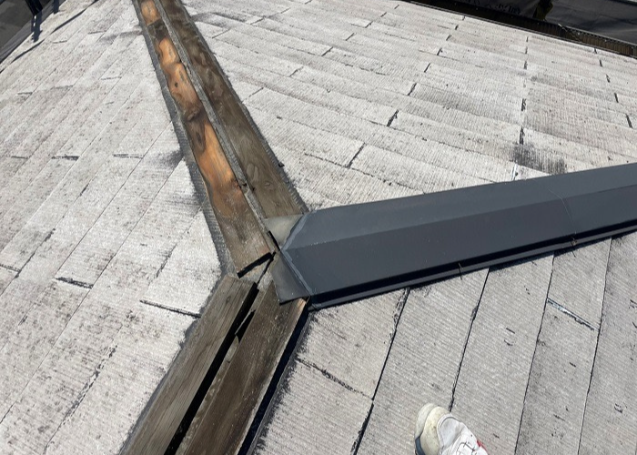 池田市　台風で飛散した3階建てスレート屋根の棟板金を交換する前の様子