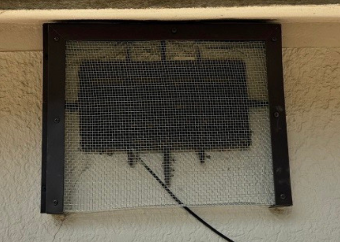 大阪市で2階部分の換気口に害虫の侵入を防ぐために網を貼った後の様子