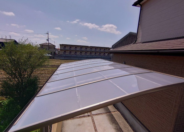 吹田市で自然災害によりカーポート屋根のアクリル板を交換した後の様子
