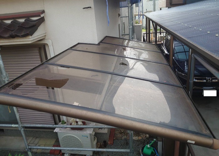 吹田市でサイクルポートの屋根貼り替えを行う前