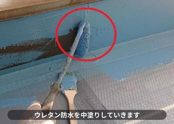大阪市バルコニーへの防水工事としてウレタン防水通気緩衝工法を行う現場でウレタン中塗り