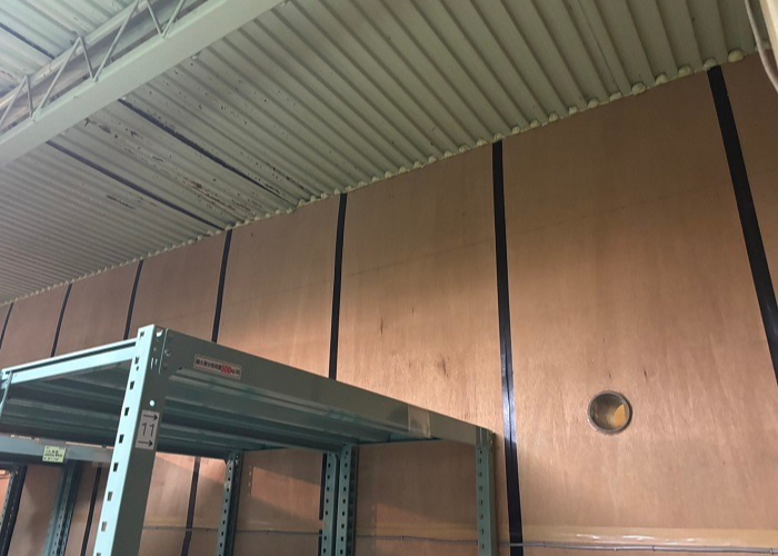 高槻市で倉庫内部の結露対策工事を行う前の様子