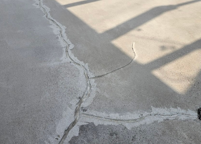 ひび割れた部分は電動工具でU字にカットします