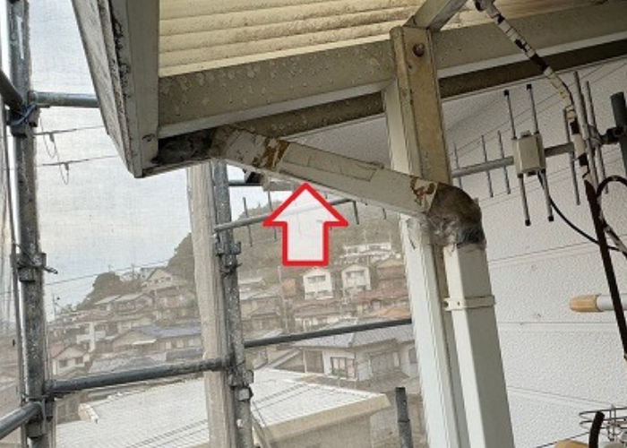 吹田市でベランダ屋根の雨樋を修理交換する前の様子