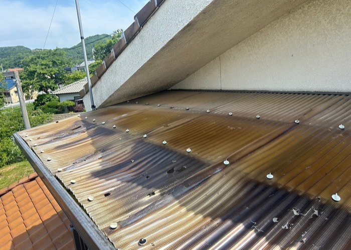 高槻市で2階ベランダ屋根の波板を貼りかえる前の様子