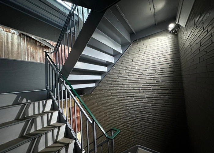 大阪市で3階建てアパートの部分塗装工事として鉄骨階段へ錆止め塗装した後の様子