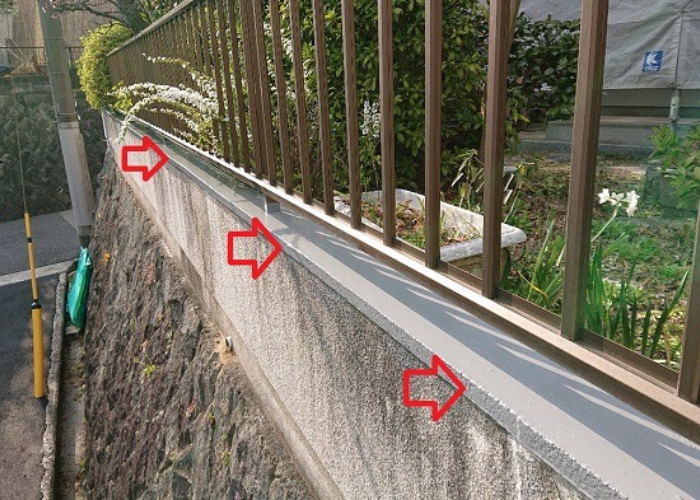 ひび割れたコンクリート笠木を修理した様子