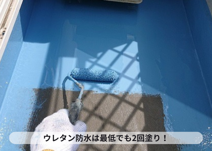 ウレタン防水材で中塗りしている様子