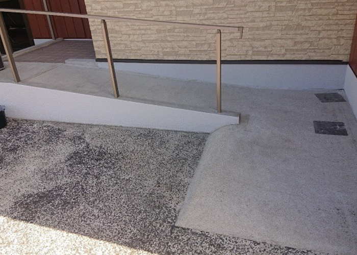 吹田市で玄関前スロープ床のリフォームを行う前の様子