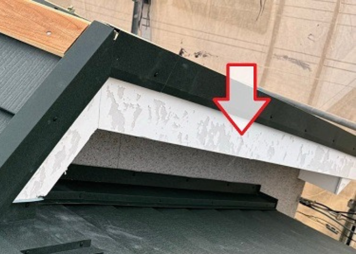 茨木市でガルバリウム鋼板を用いた破風板板金巻き工事を行う前の様子