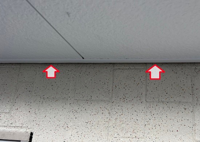 池田市でお家のコウモリ対策工事を行う前の様子