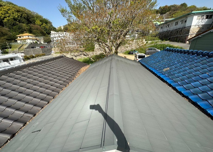 吹田市でガルバリウム鋼板屋根の塗装工事を行う前の様子