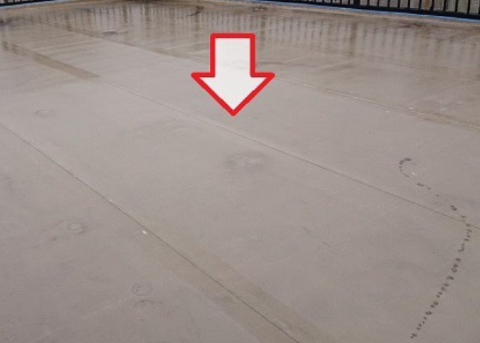 大阪市屋上の塩ビシート防水にプライマーを塗った様子