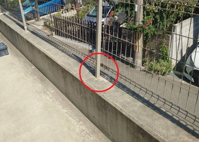 高槻市　庭の変形したフェンスの部分補修を行う前の様子
