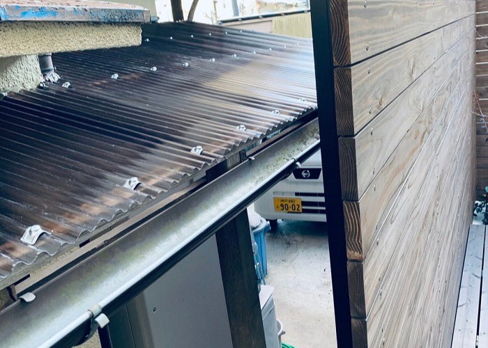 豊中市　物置通路屋根のポリカ波板を貼っている様子