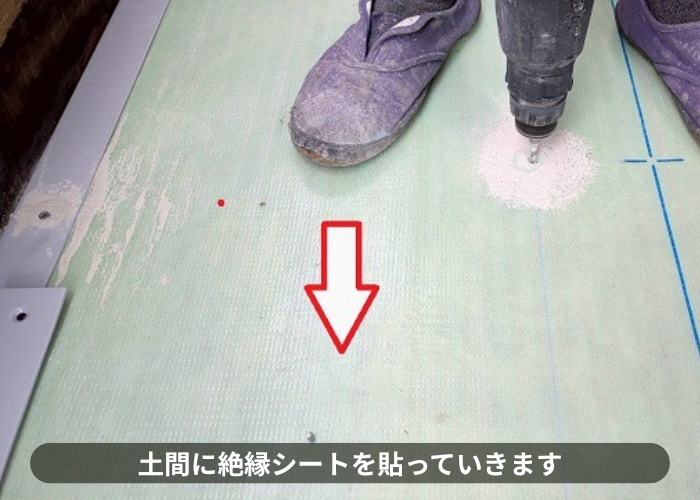 大阪市ハウスメーカー戸建てのバルコニーへ塩ビシート防水機械固定工法を行う現場で絶縁シート敷設