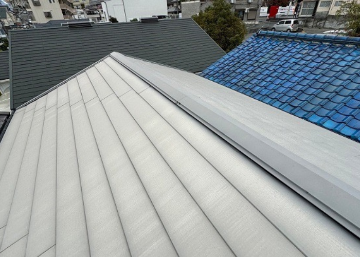 池田市で金属屋根の部分修理として棟板金を取り替える前の様子