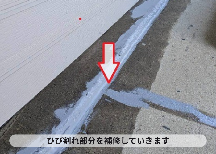 高槻市でテナントの共用廊下に長尺シートを貼ってリフォームする現場でひび割れ補修