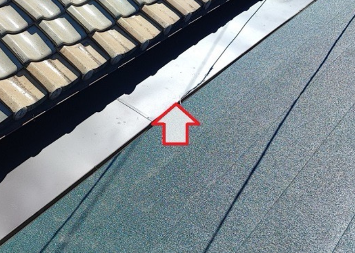 高槻市　連棟屋根の板金工事を行った後のガルバリウム鋼板の様子