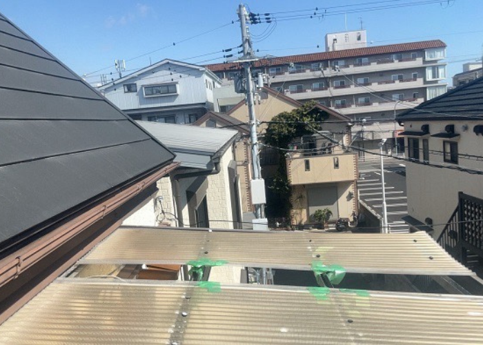 2階バルコニー屋根の波板貼り替えを足場なしで行う前の様子