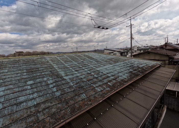 大阪市で寄棟の平型スレート屋根へ断熱屋根材をカバー工事する前の様子