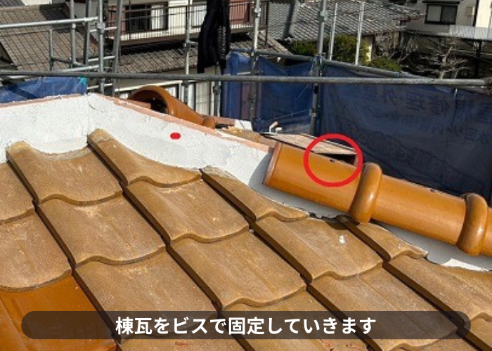 茨木市強力棟をビス固定している様子