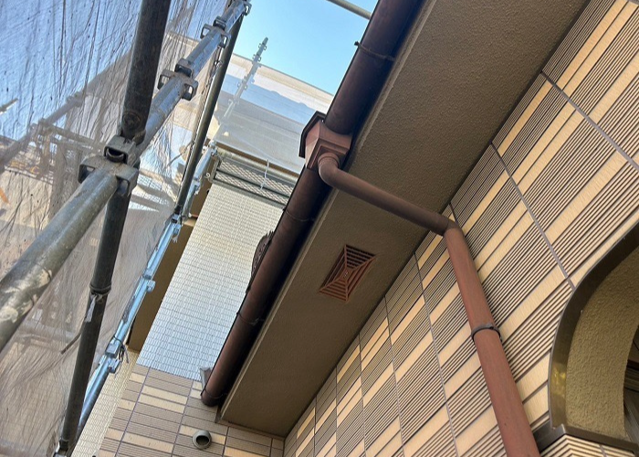 吹田市で半丸の塩ビ雨樋から塩ビ鋼板雨樋へ交換する前の様子