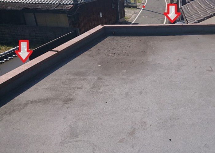 大阪市で屋上のパラペット上部の笠木板金をガルバリウム鋼板へ交換する前の様子