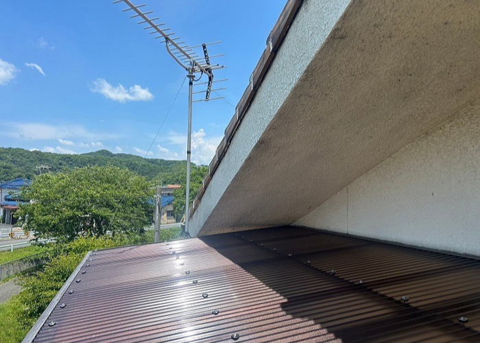 高槻市で2階ベランダ屋根の波板を貼りかえた後の様子