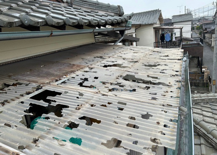 豊中市で2階ストックヤードの波板が割れている様子
