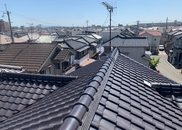 枚方市でコウモリ対策を行う前の瓦屋根