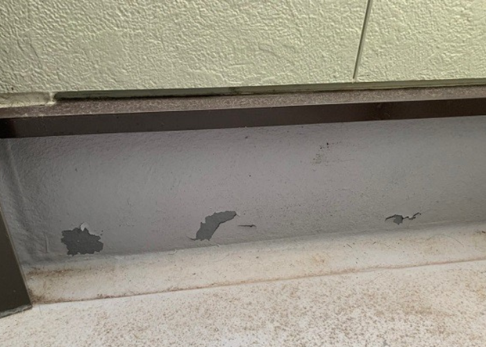 池田市でベランダ防水が剥がれているため簡易的な修繕を行う前の様子