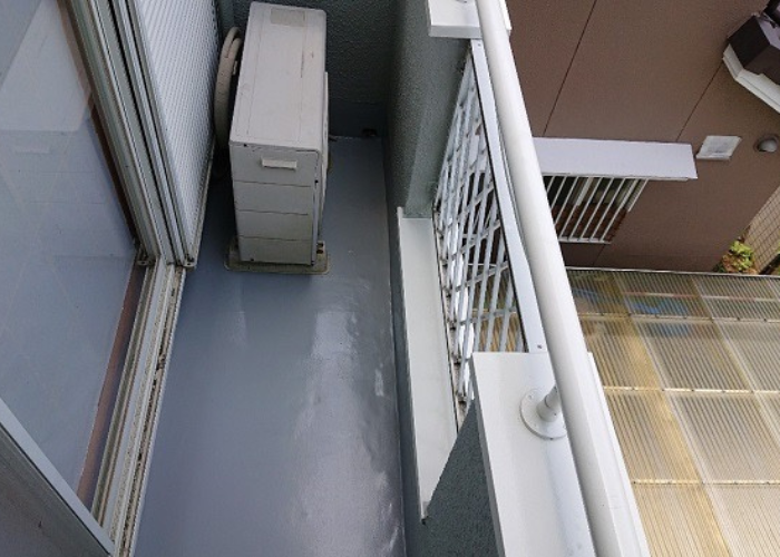 豊中市で1階部分への雨漏り修繕によりバルコニーへのウレタン防水工事を行った後の様子