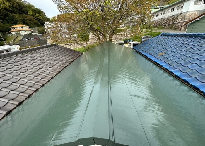 吹田市でガルバリウム鋼板屋根の塗装工事を完了した後の様子