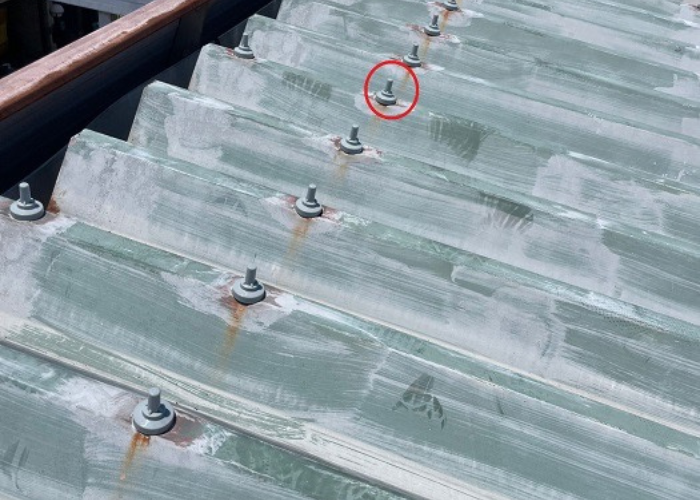 茨木市でボルトが錆びた折半屋根の簡易的なメンテナンス方法を行った後の様子