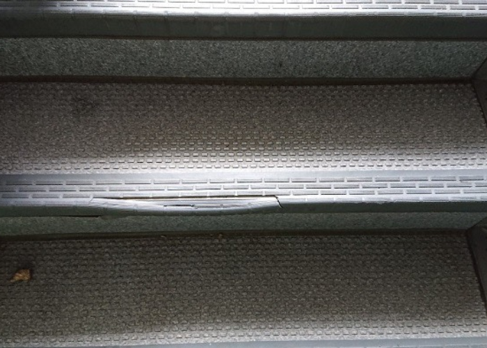 大阪市で共用階段のステップシートが剥がれている様子