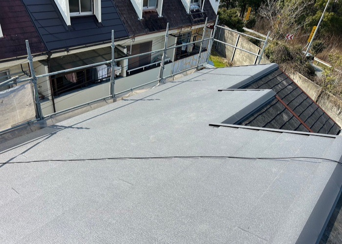 池田市　　雨漏りしている戸建てで部分的な屋根重ね葺き工事を行った後の様子