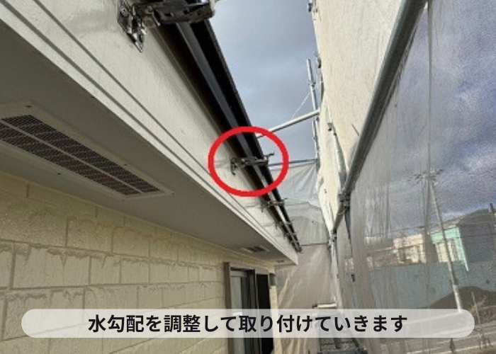 大阪市で劣化により折れた樹脂製固定金具の軒樋をステンレス製の固定金具へ雨樋取り替えでステンレス製の金具取り付け